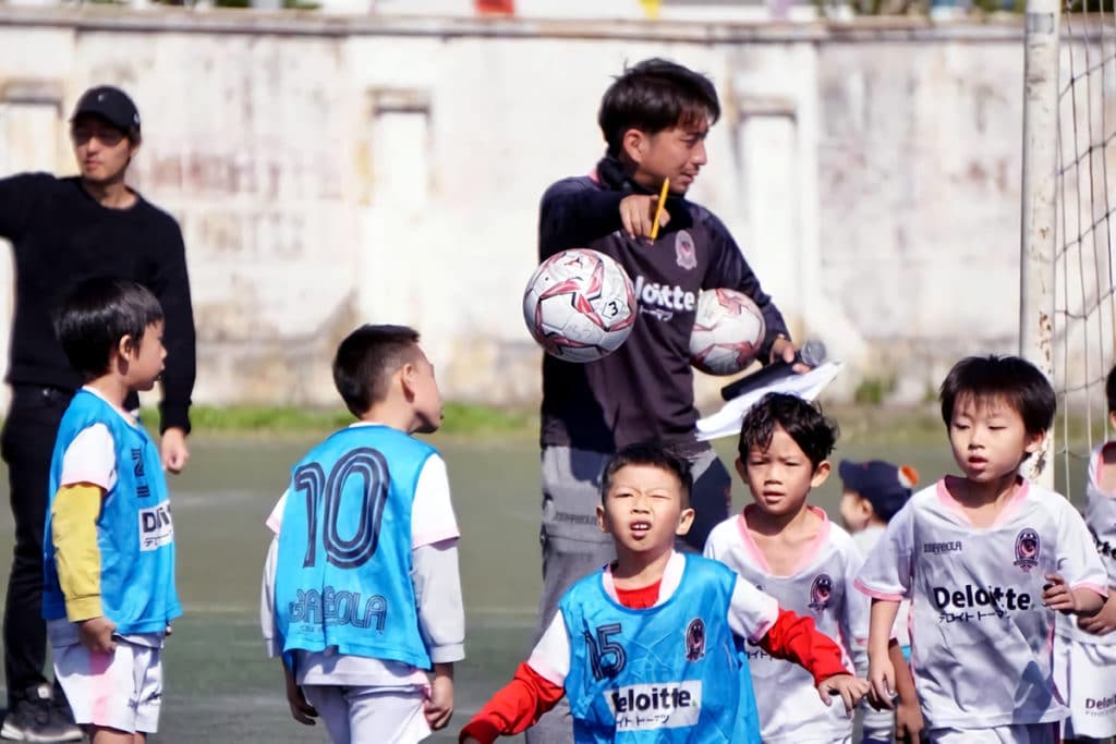 ベトナムでサッカーを教える井上寛太