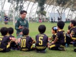 ベトナムでサッカーを教える井上寛太