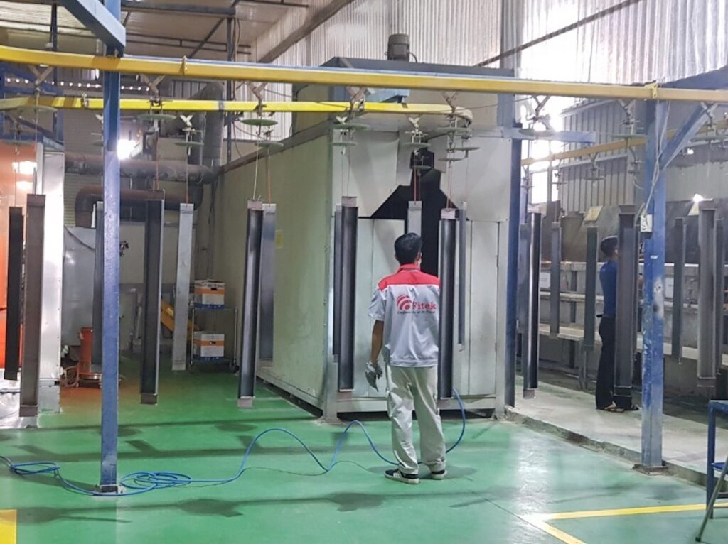 金属加工業 フィテックベトナム株式会社の工場内 作業の様子