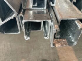 フラットユニストラットの端部に溶融亜鉛メッキの溜まり