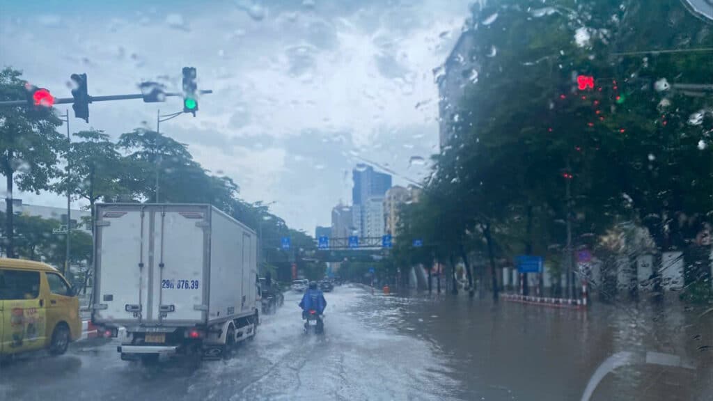 台風によりハノイの道路が冠水した状態